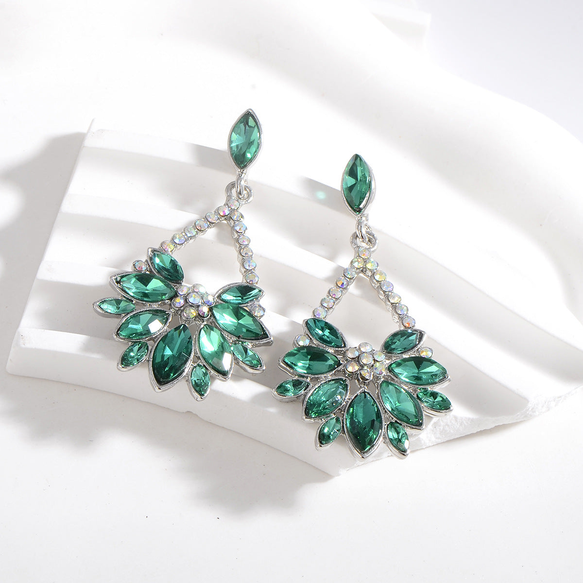 Cross-border European and American fashion earrings exaggerated net red alloy diamond flower earrings girls simple super fairy earrings wholesale