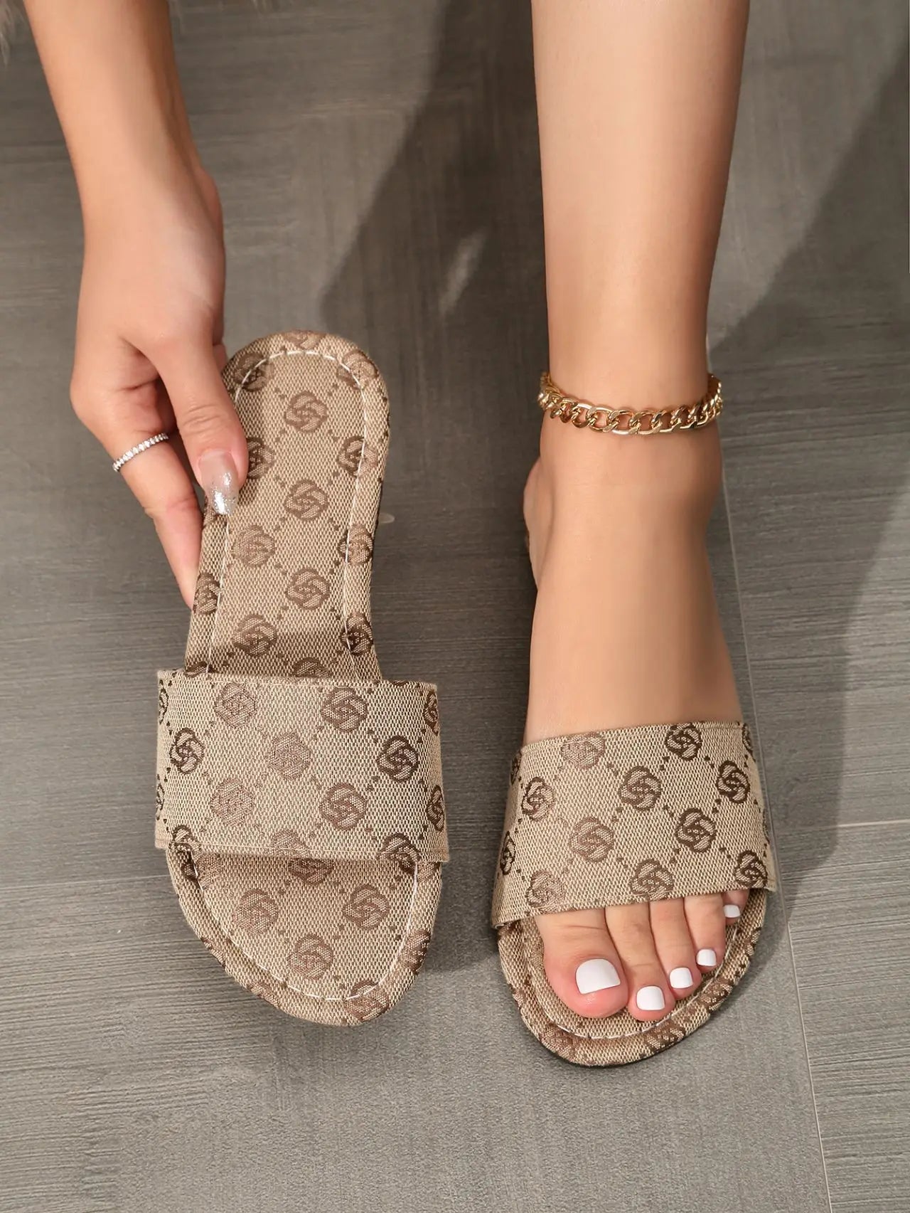 Summer New Women's Round Head Flat Soled Non-slip Slippers Woman Fashion Flowers Khaki Flats Sandals Female Zapatos De Mujer