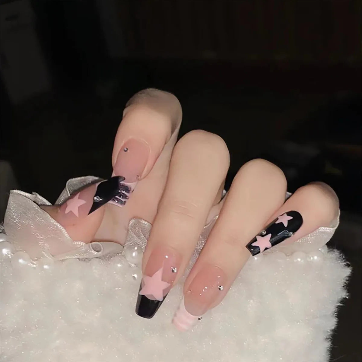 Short French Fake Nails Black Bow Design Press on Nail Tips with Glitter Love Heart Pattern Artificial Nail Tips for Girls 24pcs