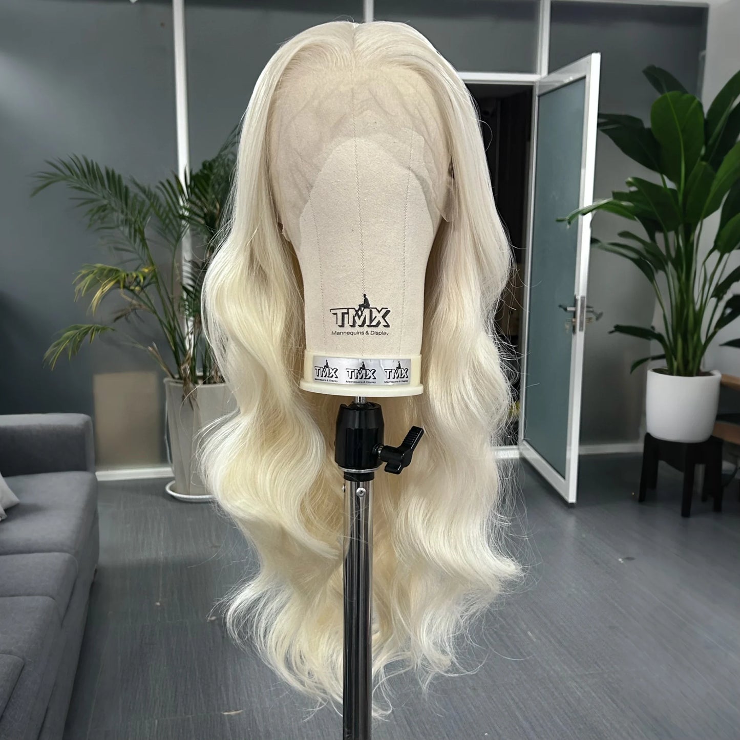 Platinum Blonde Long Wavy Synthetic Wig Free Part Loose Wave Natural Curly 13X4 Lace Front Wigs for Women Daily Party Cosplay
