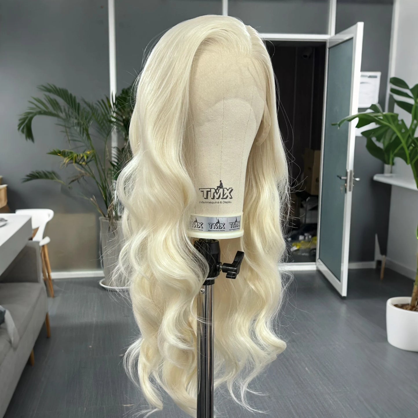 Platinum Blonde Long Wavy Synthetic Wig Free Part Loose Wave Natural Curly 13X4 Lace Front Wigs for Women Daily Party Cosplay