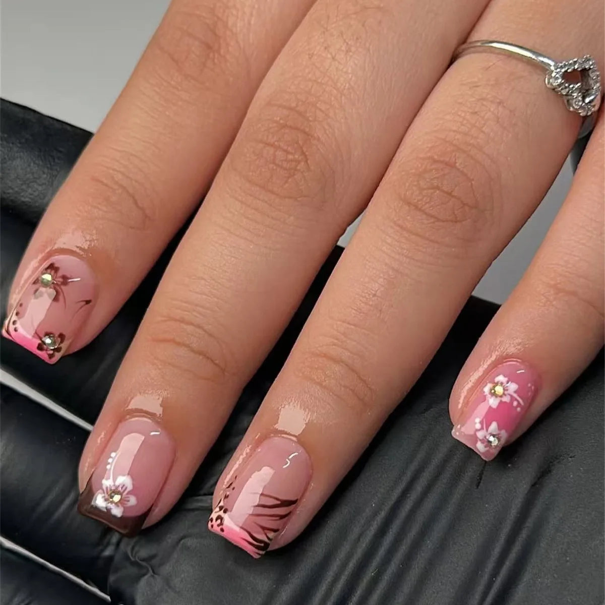 24Pcs Fairy White Flower Fake Nails Pink French Tip Press on Nails Short Square Wearable False Nail for Girls DIY