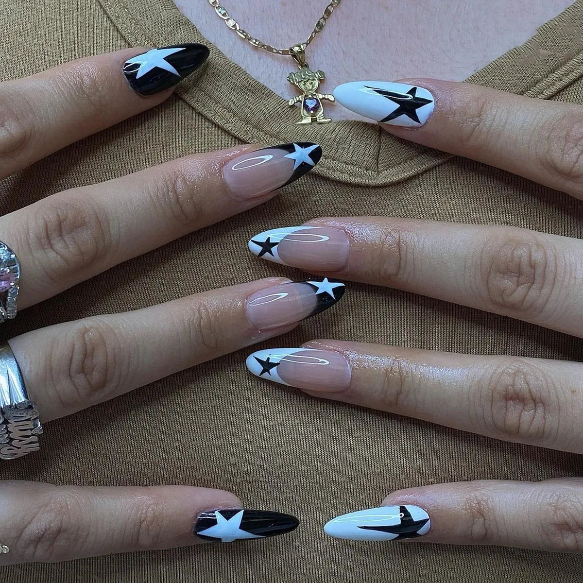 Short French Fake Nails Black Bow Design Press on Nail Tips with Glitter Love Heart Pattern Artificial Nail Tips for Girls 24pcs