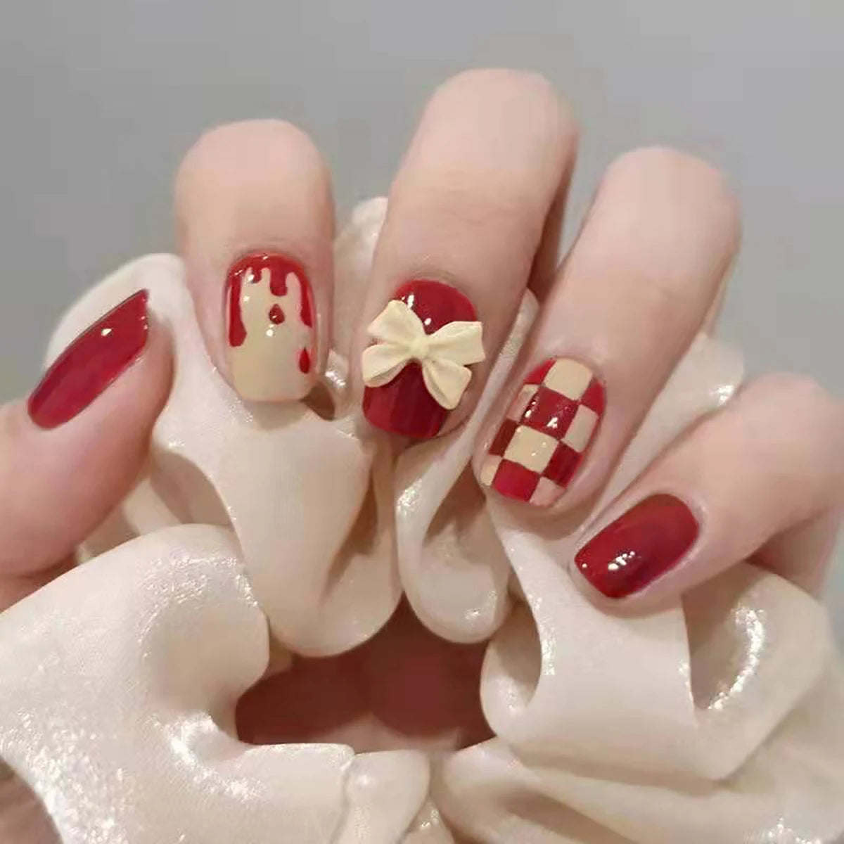 Short French Fake Nails Black Bow Design Press on Nail Tips with Glitter Love Heart Pattern Artificial Nail Tips for Girls 24pcs