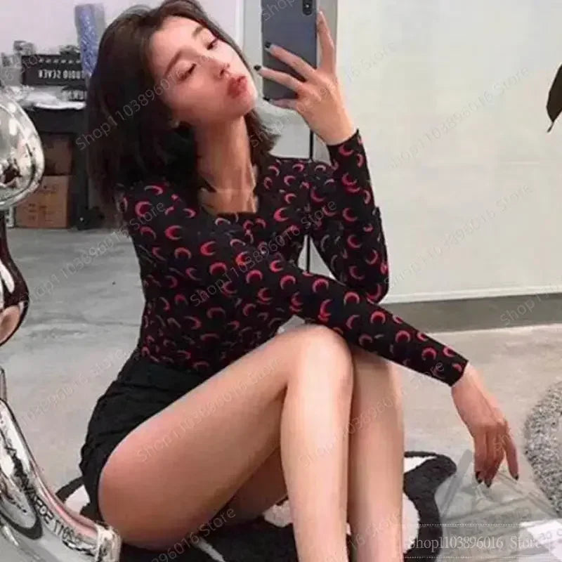 Moon Printed Tshirt Graphic Top for Women Stretchy Slim Korean Fall Spring Long Sleeve Tees Y2k Grunge T-Shirt 2000s Clothes