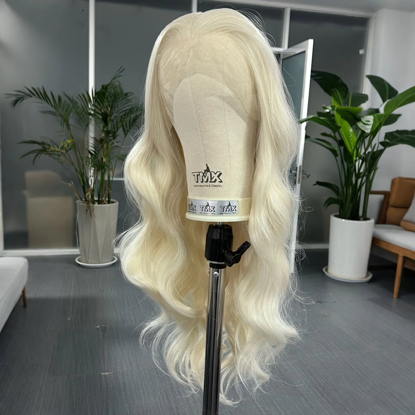 Platinum Blonde Long Wavy Synthetic Wig Free Part Loose Wave Natural Curly 13X4 Lace Front Wigs for Women Daily Party Cosplay