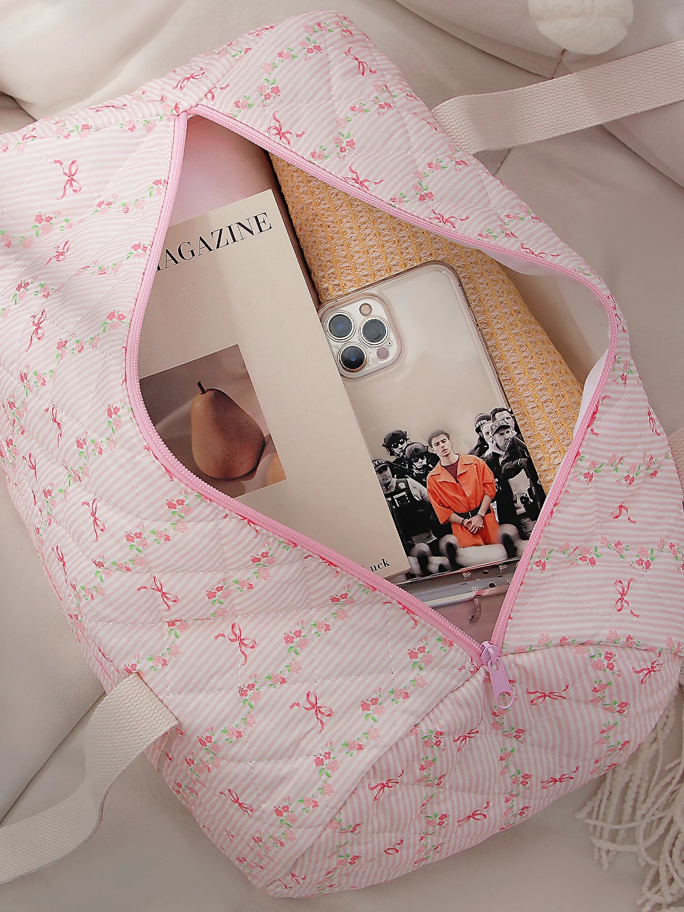 1pcs pink striped travel makeup bag,fashionable and casual portable makeup bag, large capacity cute travel toiletry bag