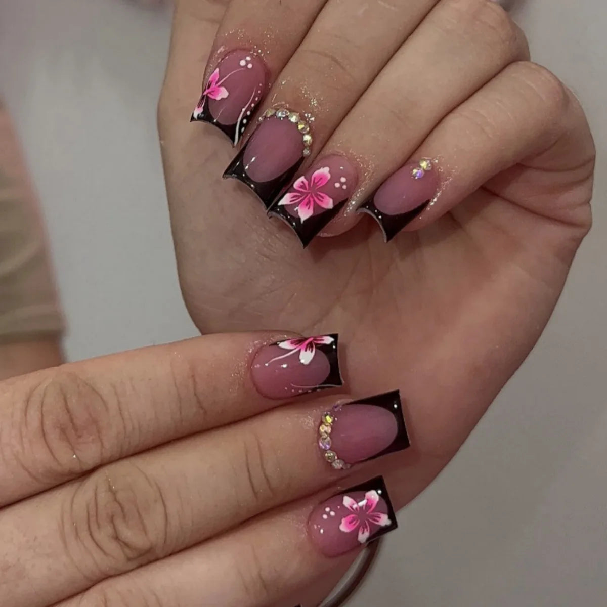 24Pcs Fairy White Flower Fake Nails Pink French Tip Press on Nails Short Square Wearable False Nail for Girls DIY