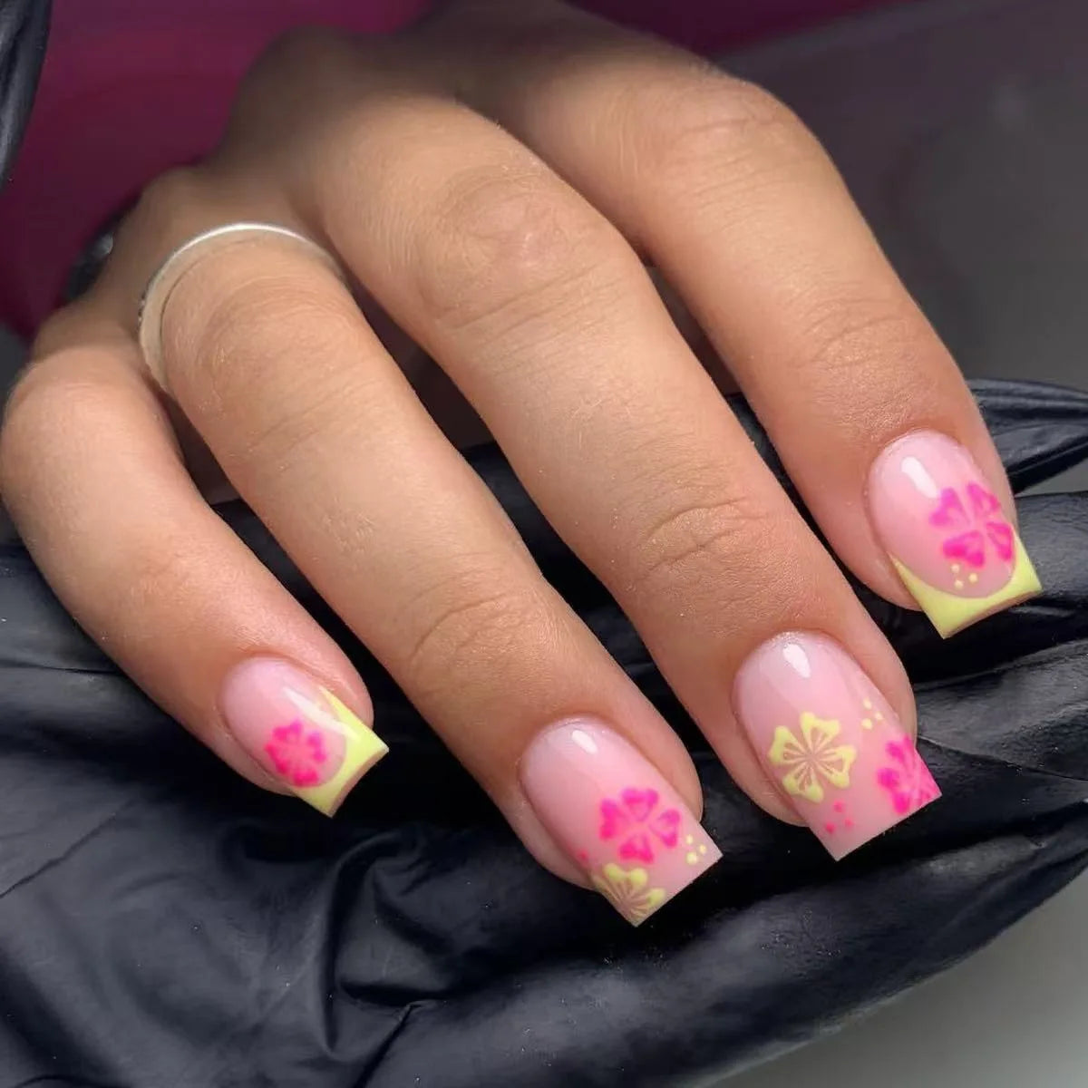 24Pcs Fairy White Flower Fake Nails Pink French Tip Press on Nails Short Square Wearable False Nail for Girls DIY