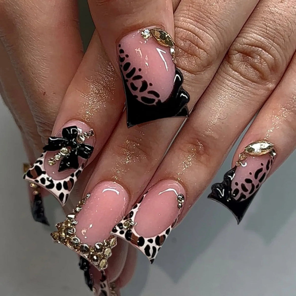 24pcs Nude Pink Sweet Fake Nails Short Duckbill Leopard Print French False Nails With 3D Bowknots Butterfly Cherry Press On Nail