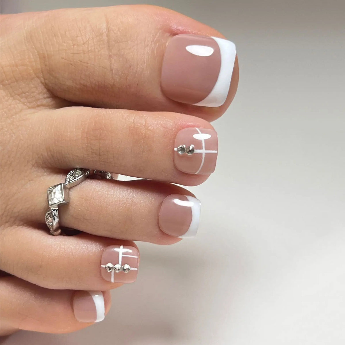 New White Flower Artificial Toe Nails with Gold Foil False Toenail Tips French Lady Girl Wearable Press on Nails for Feets