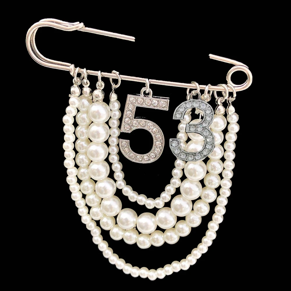 Greek Number Sorority Cloth Twisted Pearl Brooches for Women Fashion Coat Link Pins Hanging Style Brooch Summer Jewelry