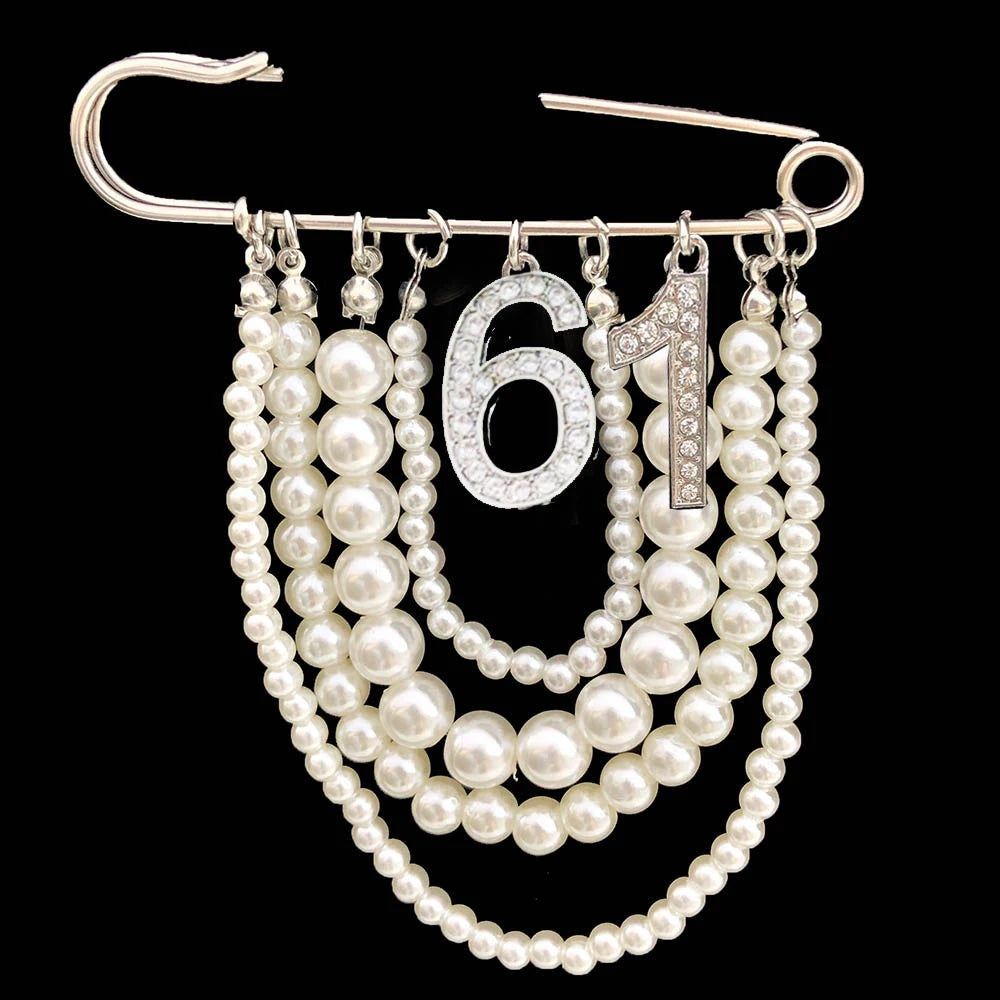 Greek Number Sorority Cloth Twisted Pearl Brooches for Women Fashion Coat Link Pins Hanging Style Brooch Summer Jewelry