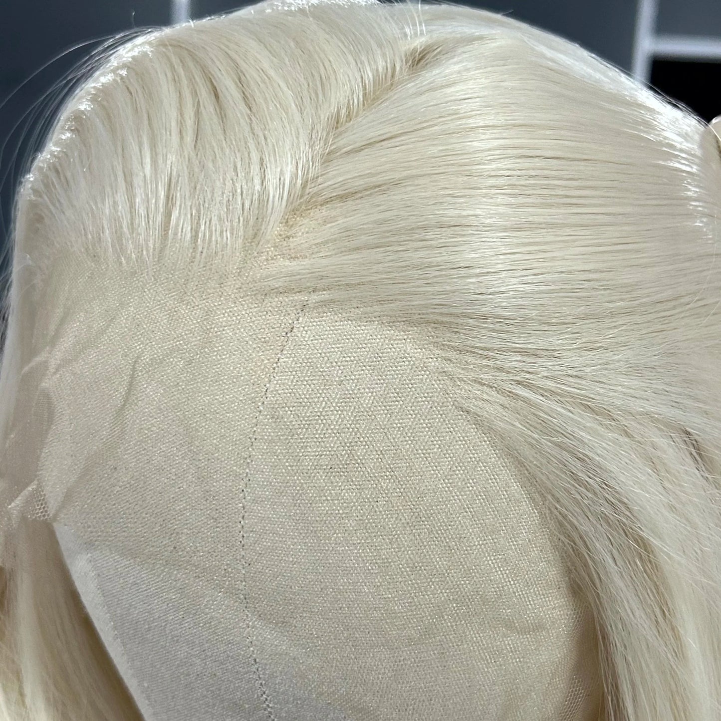 Platinum Blonde Long Wavy Synthetic Wig Free Part Loose Wave Natural Curly 13X4 Lace Front Wigs for Women Daily Party Cosplay
