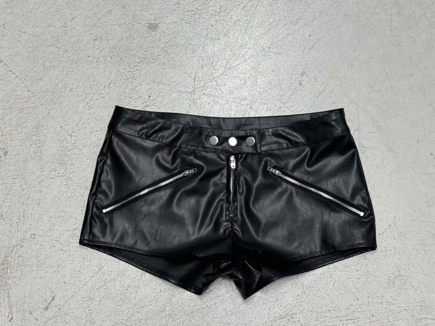 Street punk style low waist exposed navel three button leather shorts