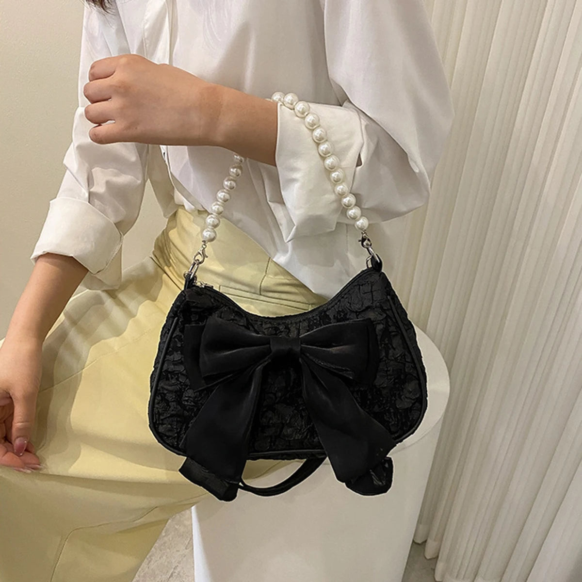 White folds pop retro bow bag Female Pearl handle New fashion pearl armpit shoulder crossbody bag 1 outfit